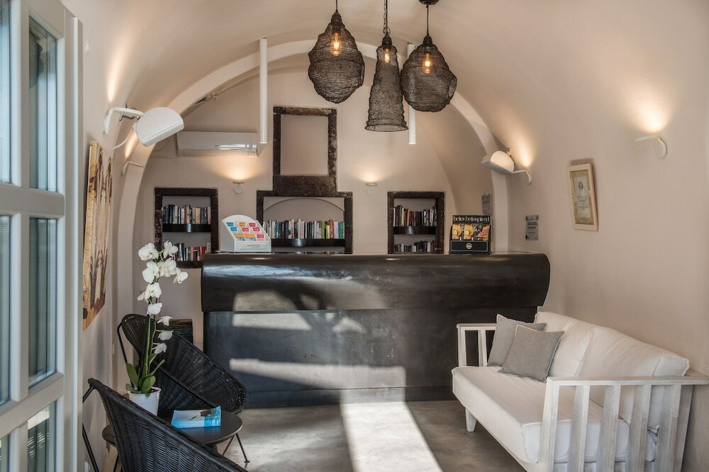 Фото On The Rocks Hotel