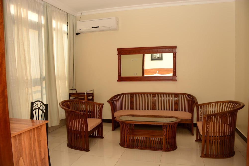 Фото La Posh Hotel