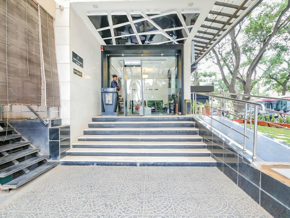 Фото Capital O 18430 The Dawn Hotel