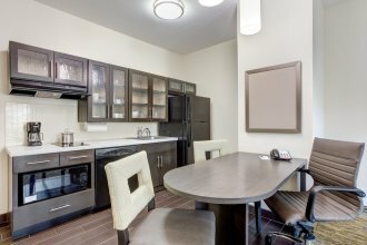 Фото Candlewood Suites Cut Off, an Ihg Hotel