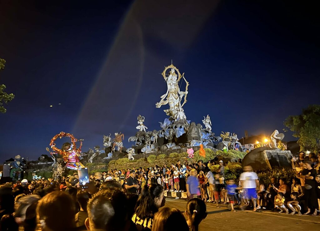 Landmark, attraction Patung Titi Banda, Denpasar, photo