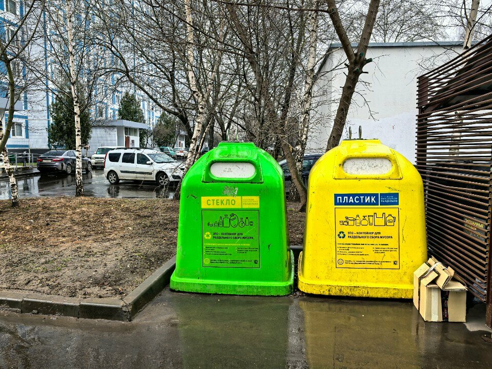 Waste sorting Пункт приема пластика, стекла, Moscow, photo