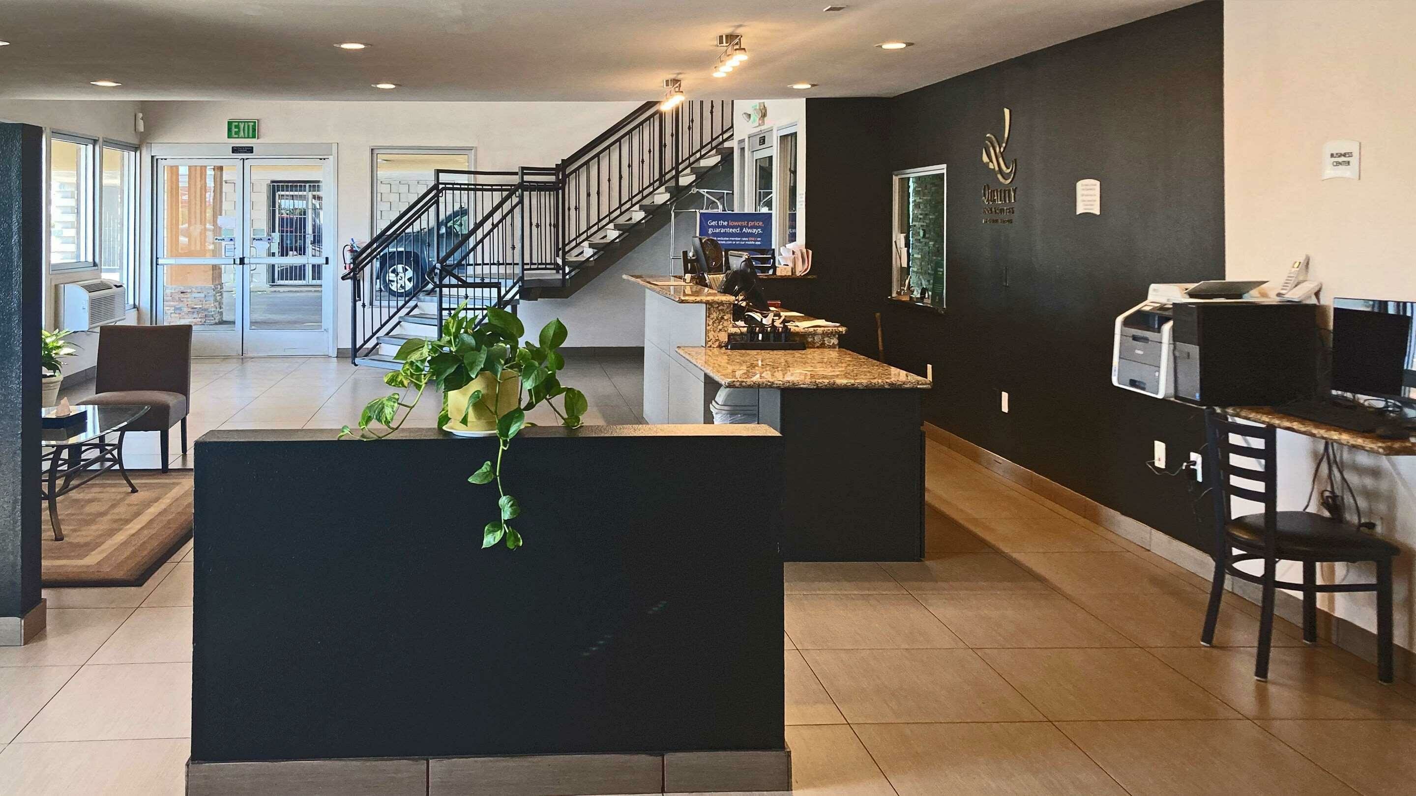 Фото Quality Inn & Suites near Downtown Bakersfield