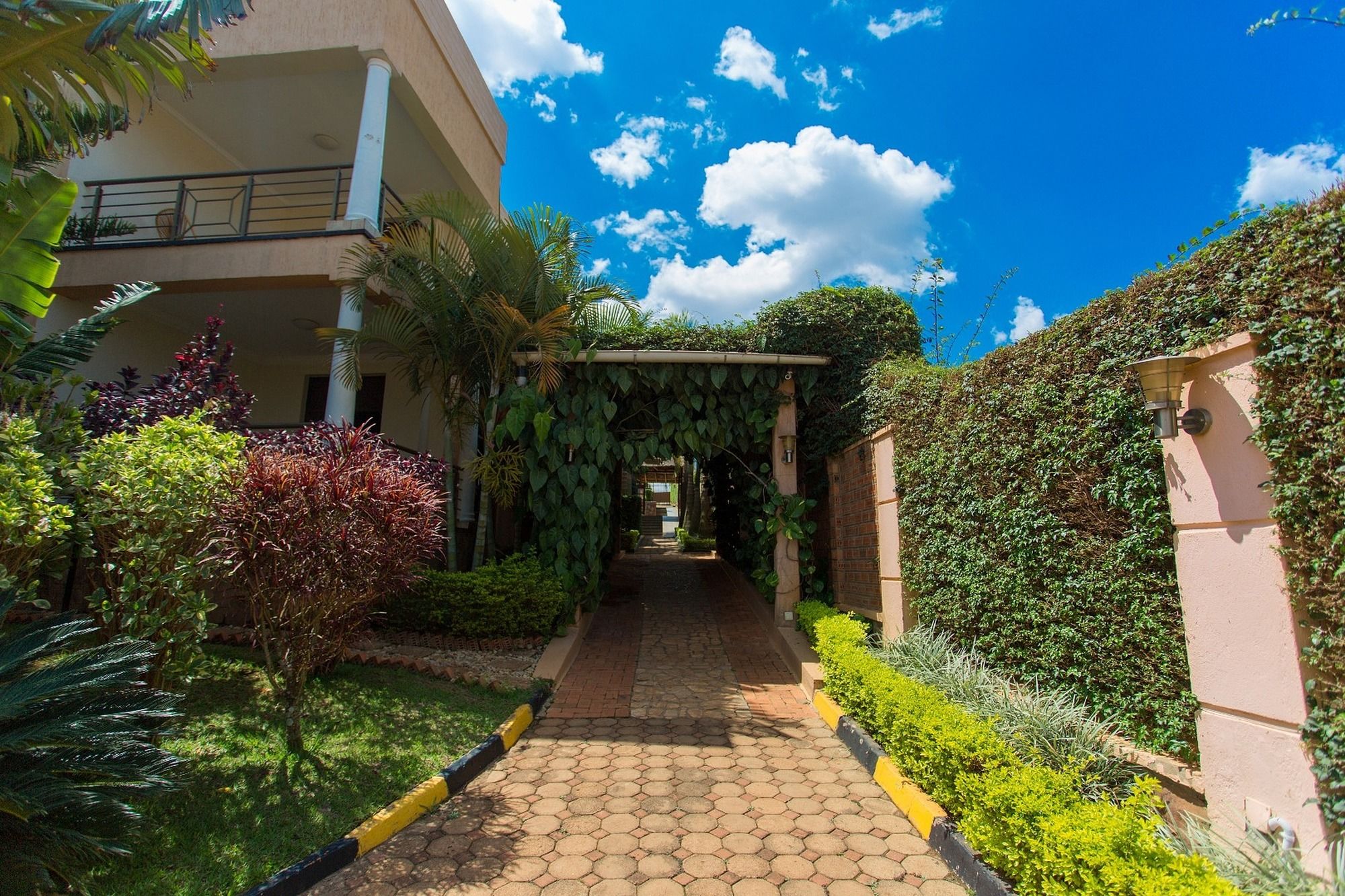 Фото The Country Inn Hotel