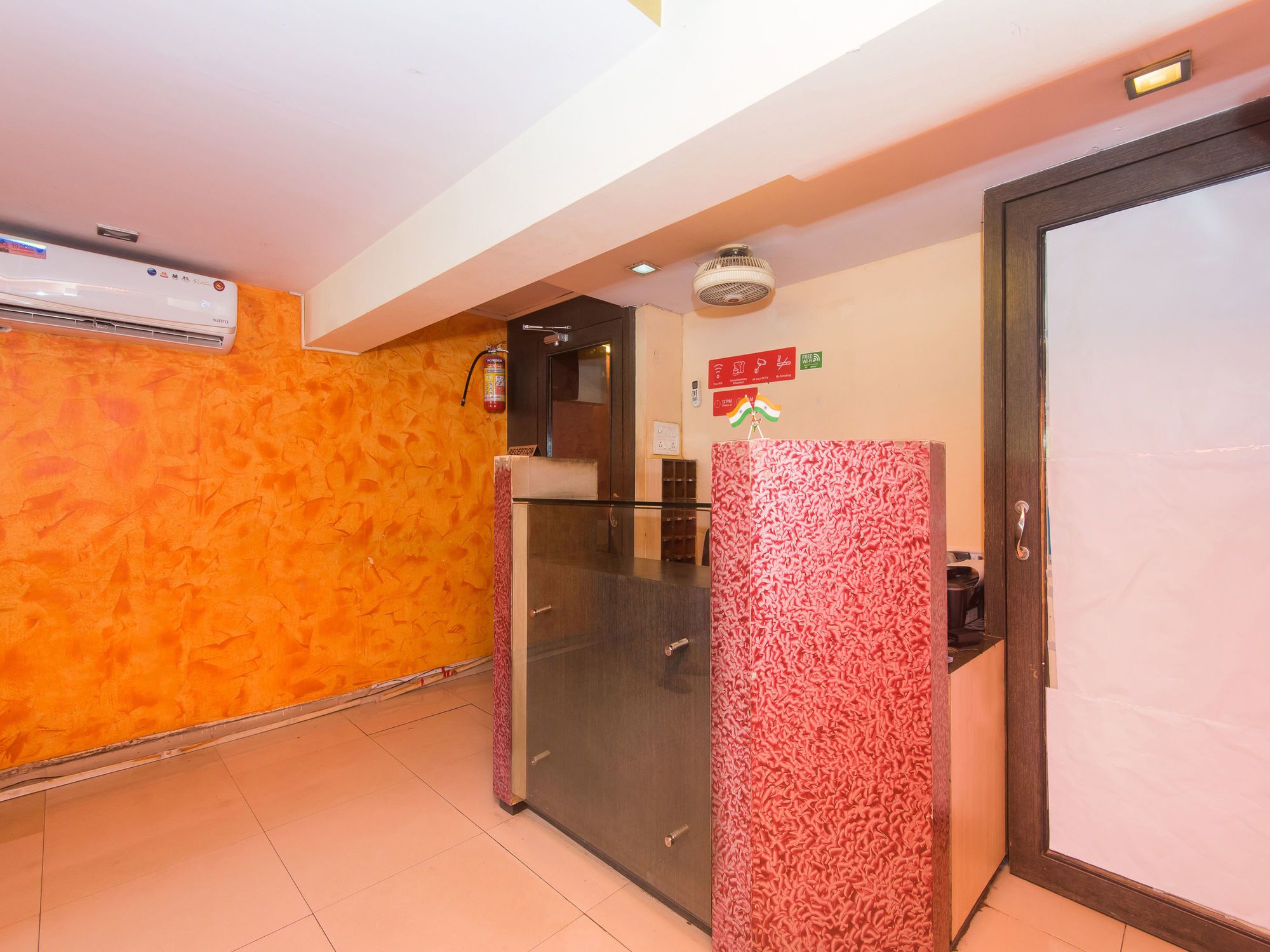 Фото Hotel Qubestay Airport