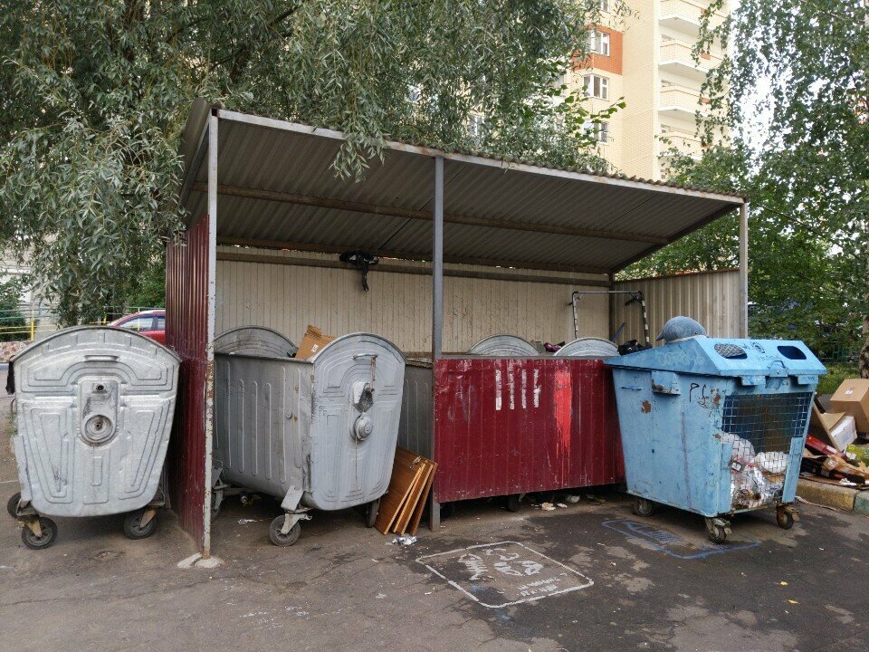 Waste sorting Раздельный сбор отходов, Lubercy, photo