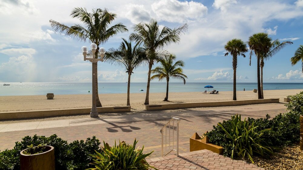 Фото Riptide Oceanfront Hotel