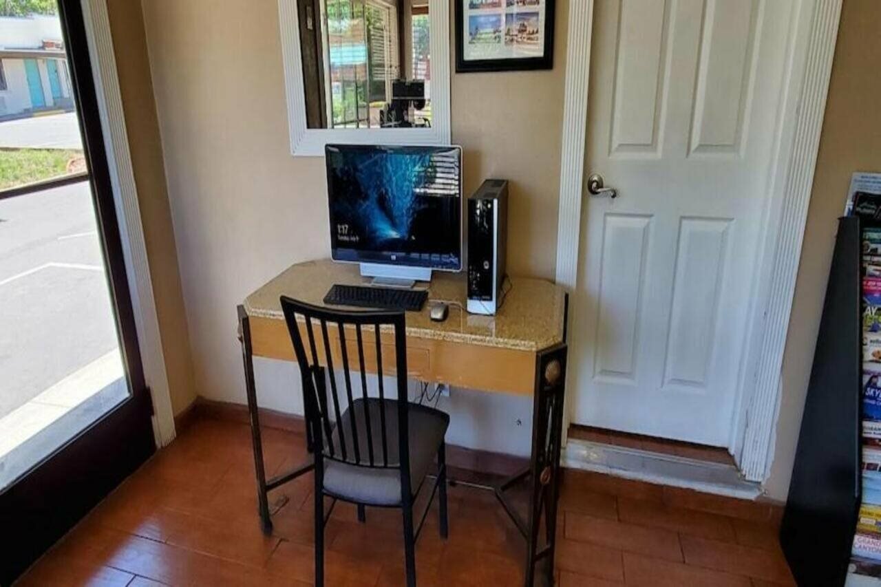 Фото The L Motel