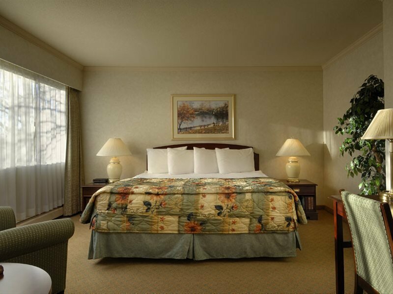 Фото Royal Scot Hotel & Suites