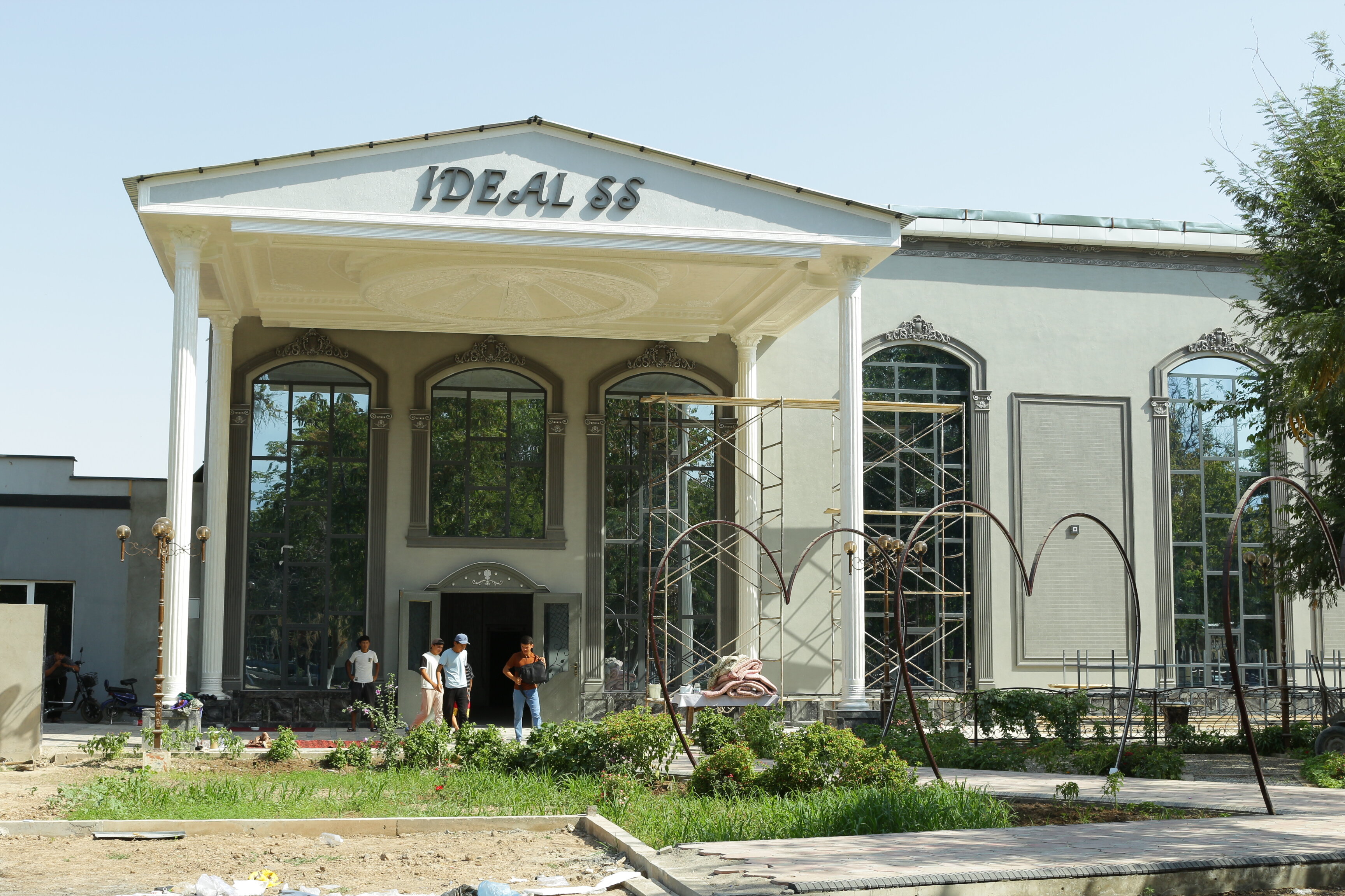 Ресторанда трусисыз әйел