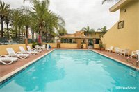 Фото Anaheim Islander Inn and Suites