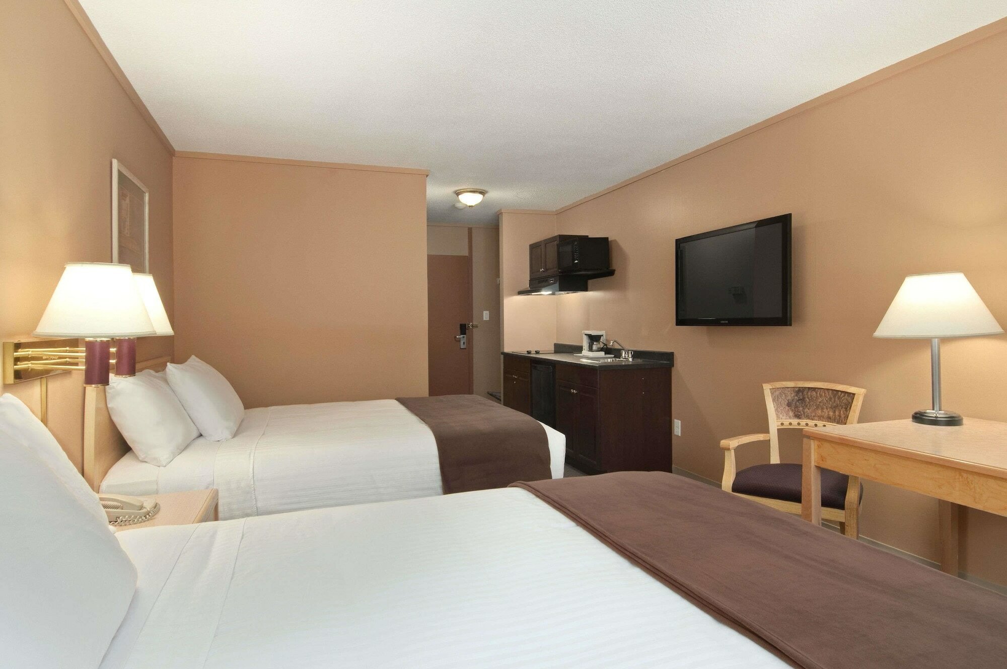 Фото Days Inn by Wyndham Victoria Airport Sidney