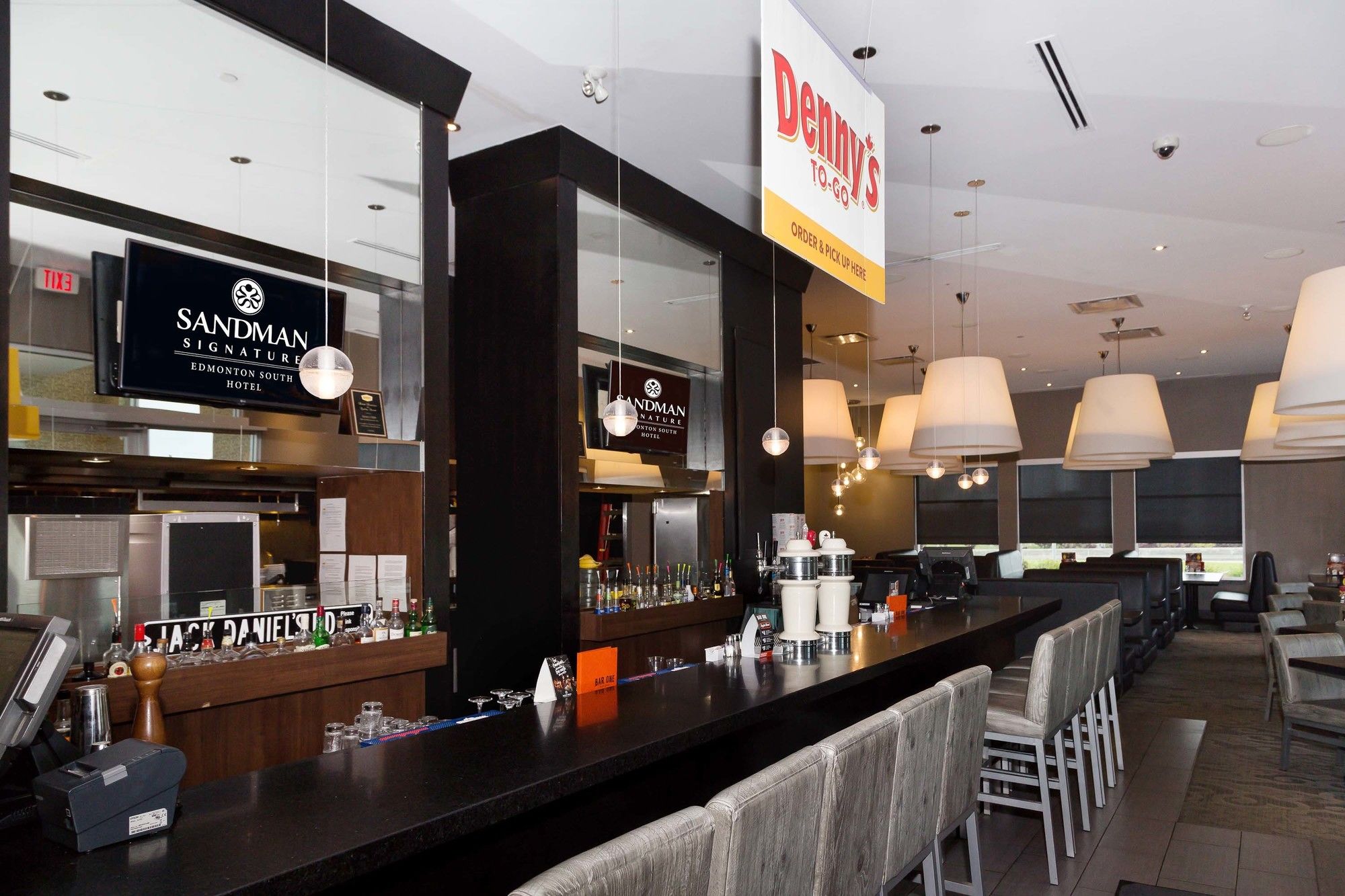 Фото Sandman Signature Edmonton South Hotel