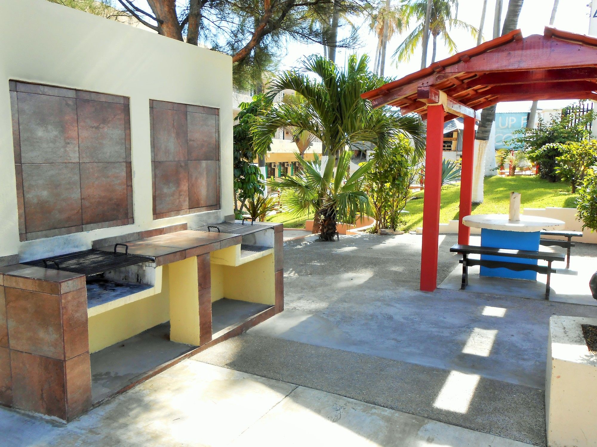 Фото Hotel Las Jacarandas