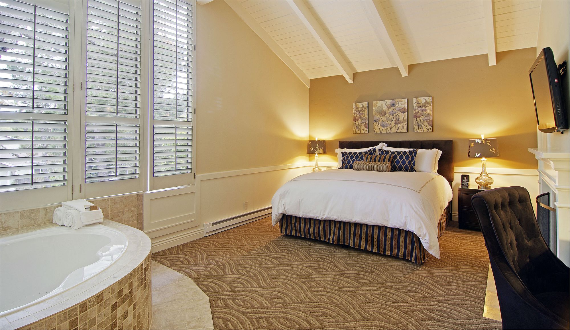 Фото Carriage House Inn