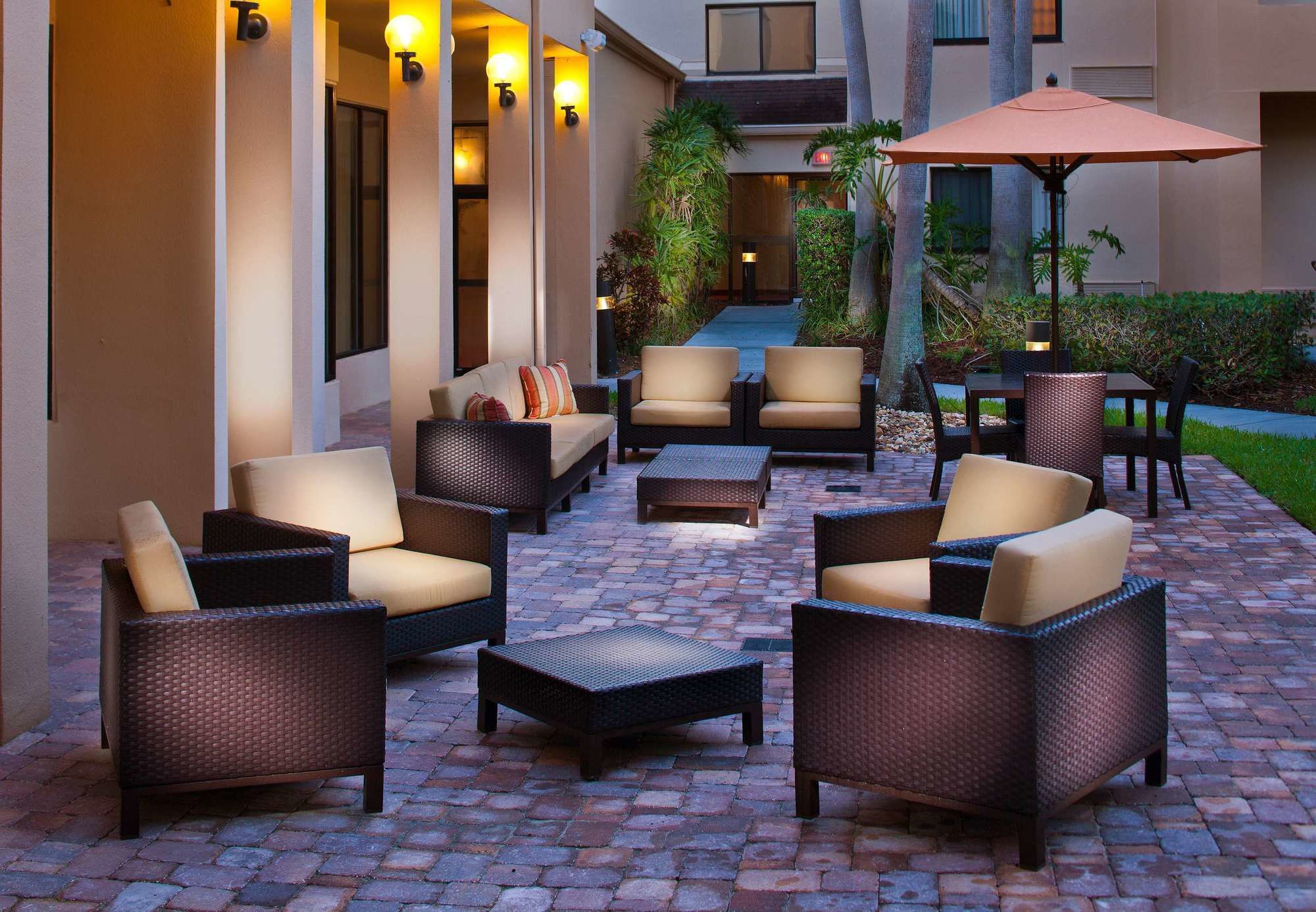 Фото Courtyard Melbourne West