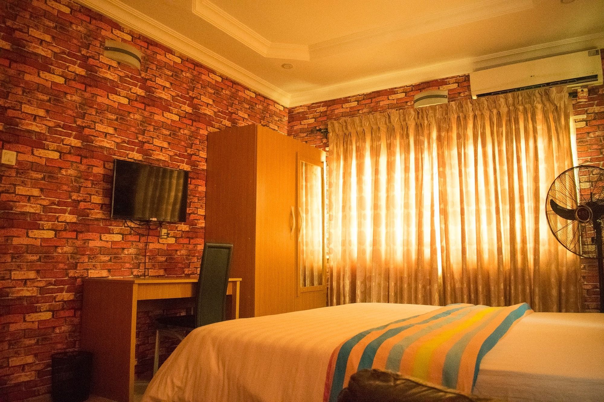 Фото Crestview Hotel & Suites