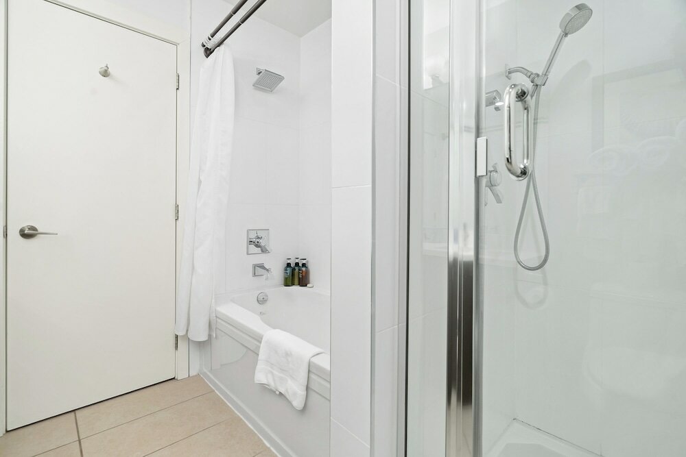 Фото Elevated Escapes 2br Suite Overlooking Lake