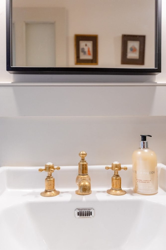 Фото Spacious & Elegant 2bd Victorian Flat - Islington!