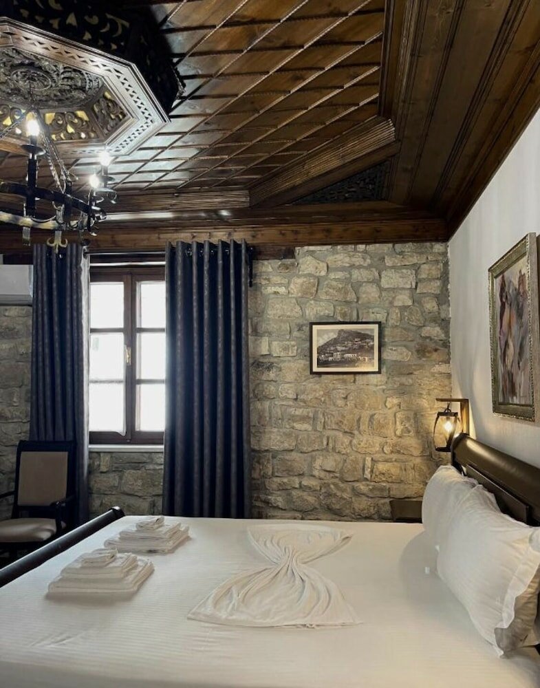 Фото White House Berat