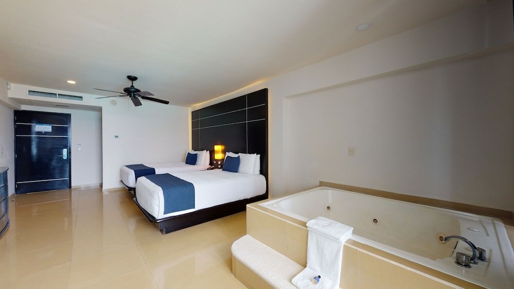 Фото Seadust Cancun Family Resort