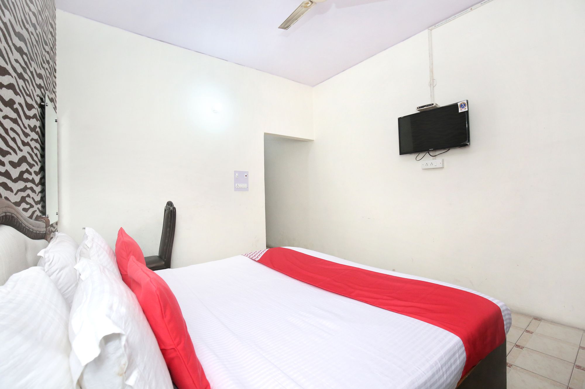 Фото Oyo 10376 Hotel Golden Inn