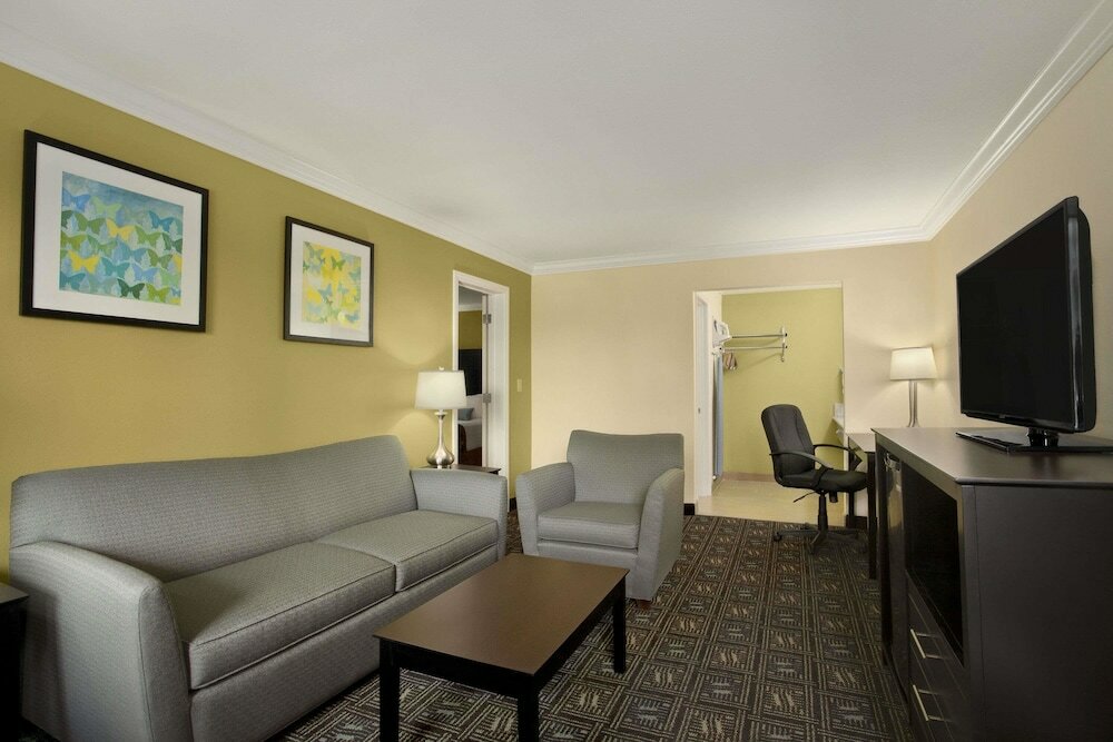 Фото Ramada by Wyndham Anaheim Maingate North