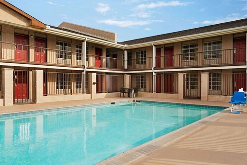Гостиница Super 8 by Wyndham Gulfport Biloxi Airport в Галфпорте