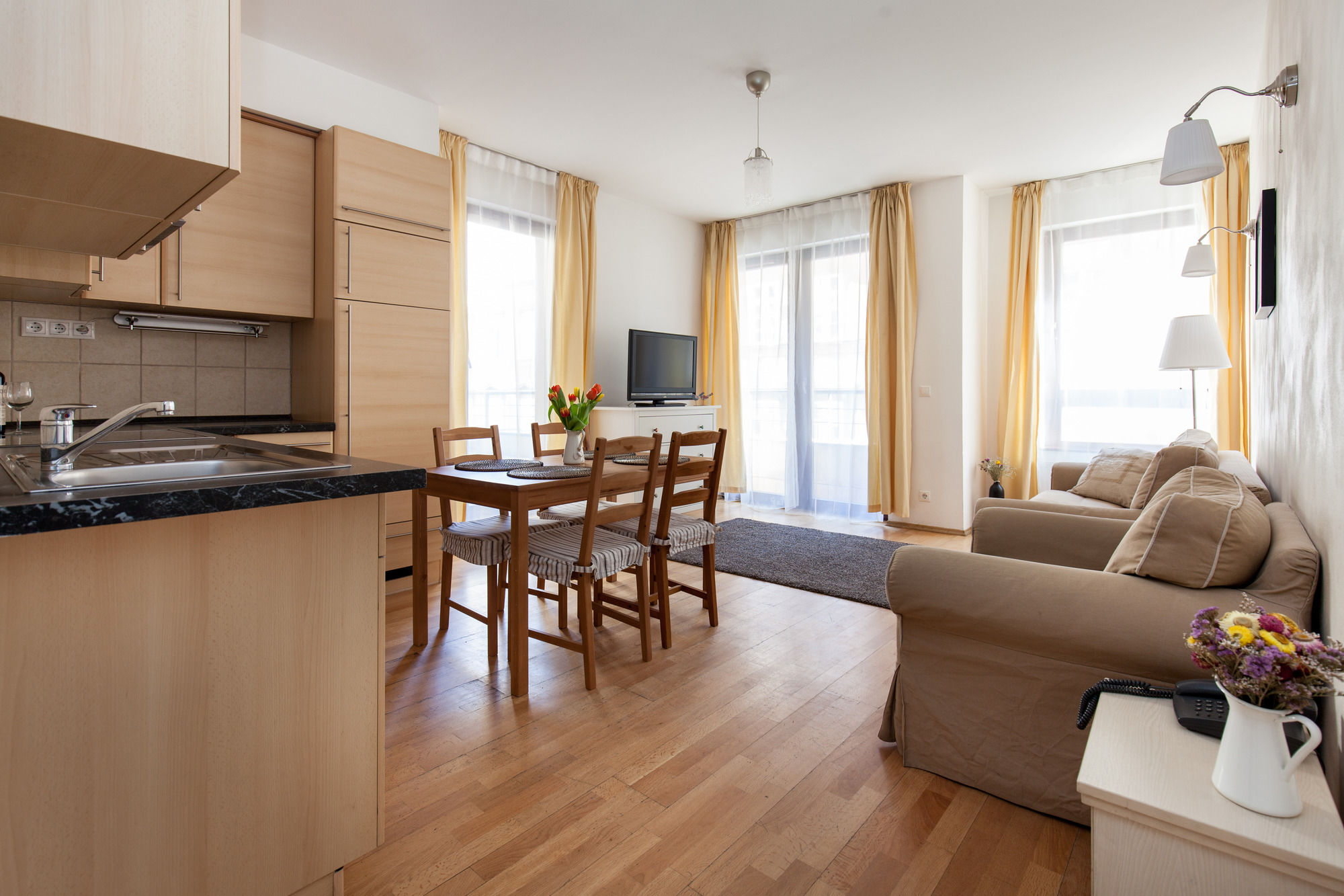 Фото Town Hall Apartments