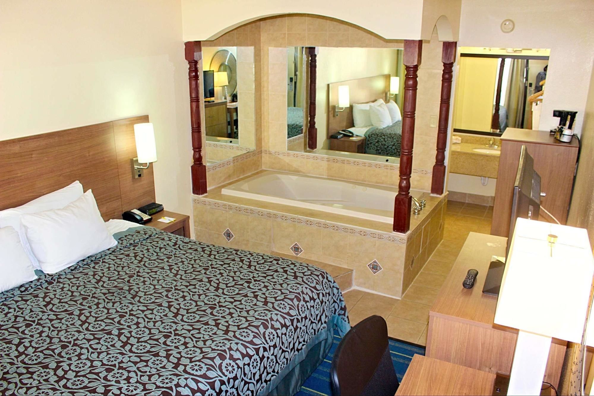 Фото Days Inn by Wyndham Newark Wilmington