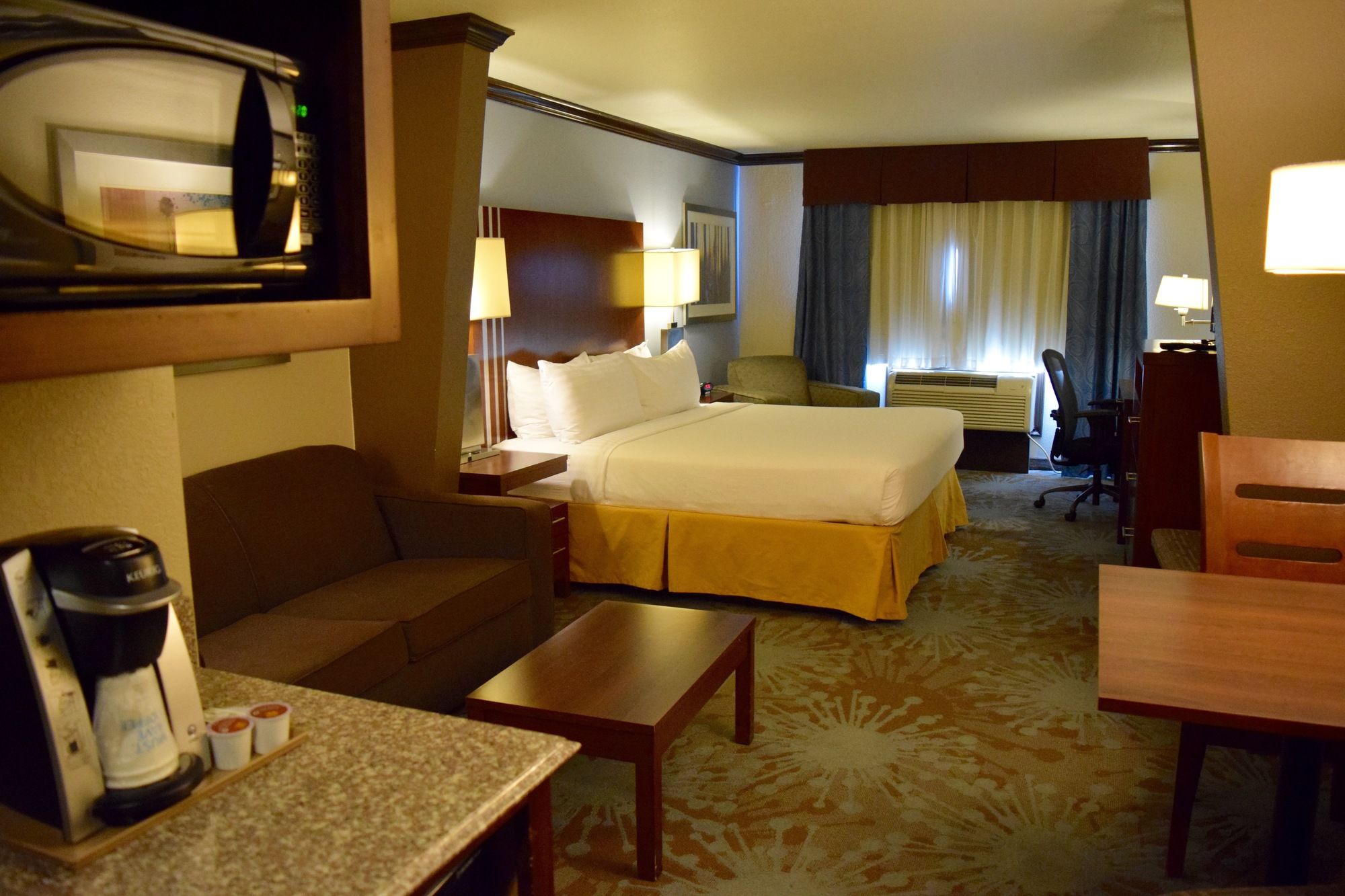 Фото Holiday Inn Express Hotel & Suites Near Seaworld, an Ihg Hotel