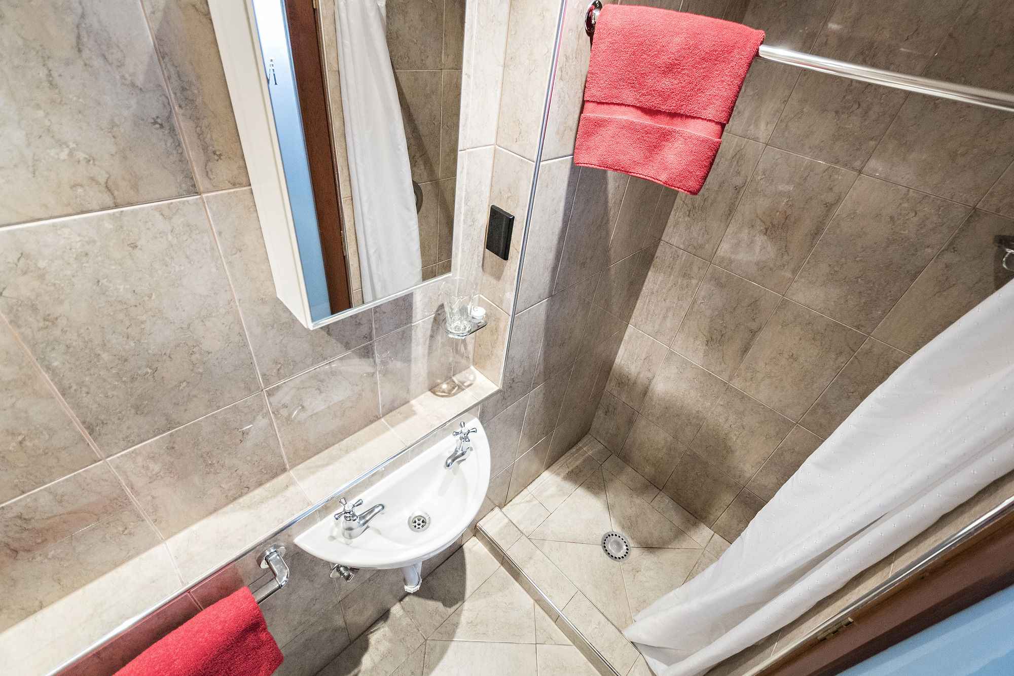 Фото The Cambridge Hotel