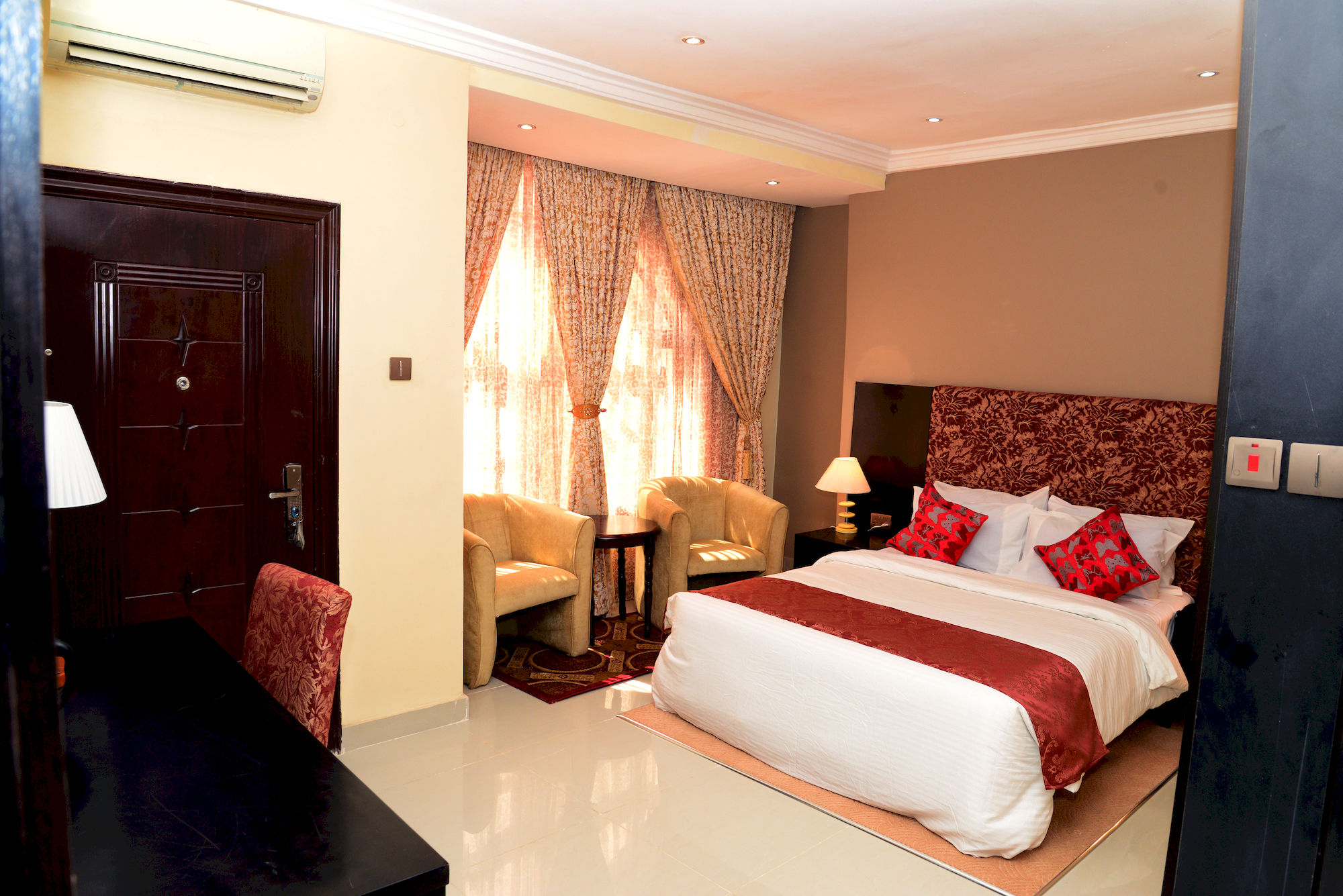 Фото Stonehedge Hotel