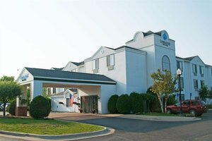 Гостиница Charlevoix Inn & Suites SureStay Collection by Best Western в Портленде