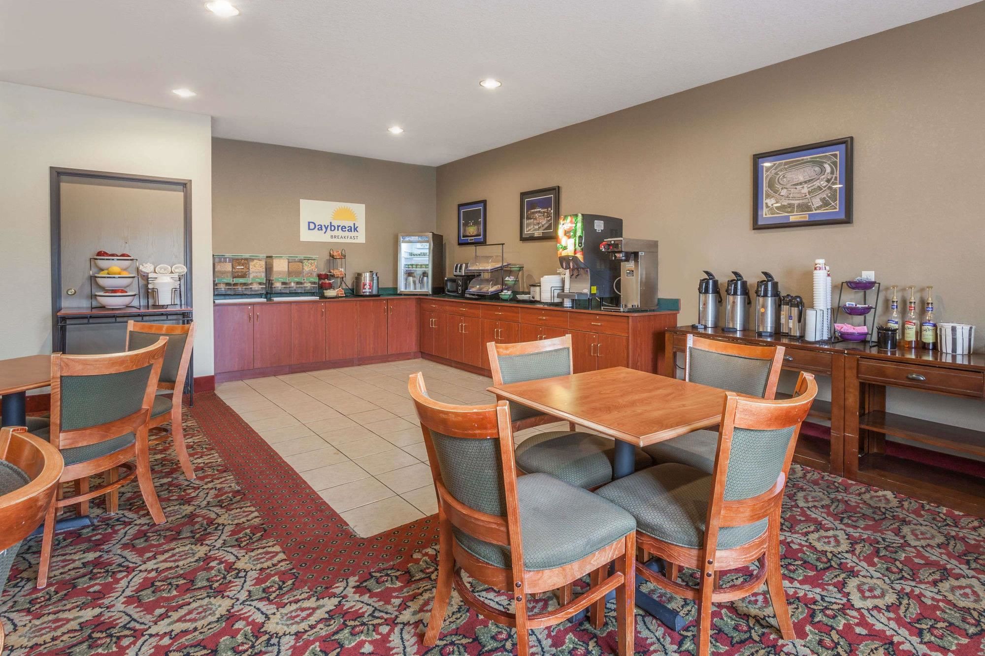 Фото Days Inn by Wyndham near Kansas Speedway