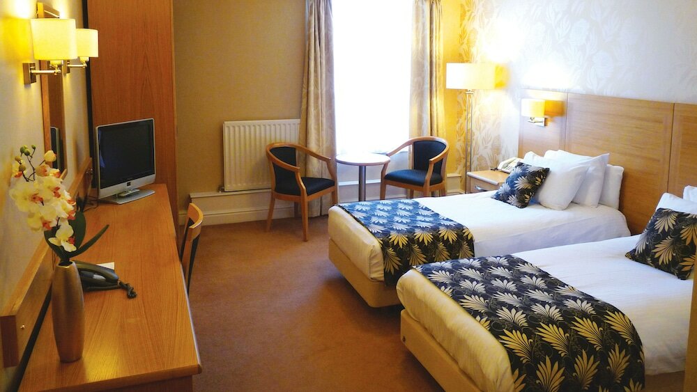 Фото Weetwood Hall Conference Centre & Hotel
