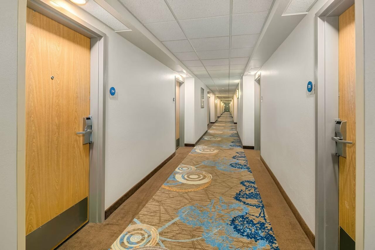 Фото Executive Residency by Best Western Navigator Inn & Suites