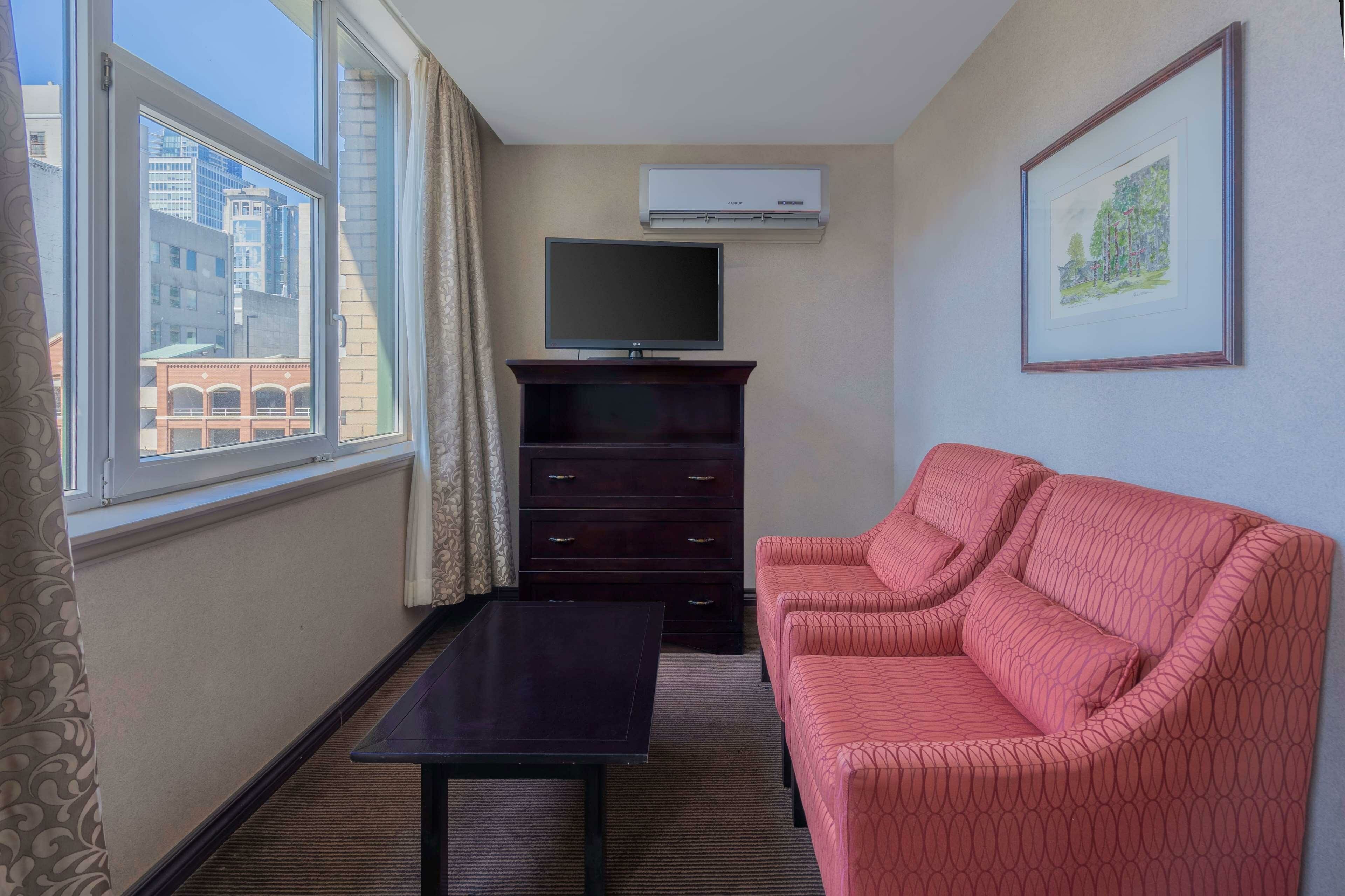 Фото Ramada Limited Downtown Vancouver