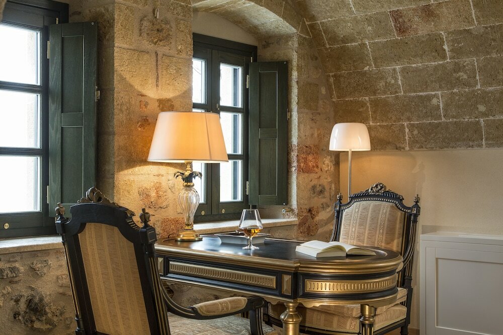 Фото Moni Emvasis Luxury Suites