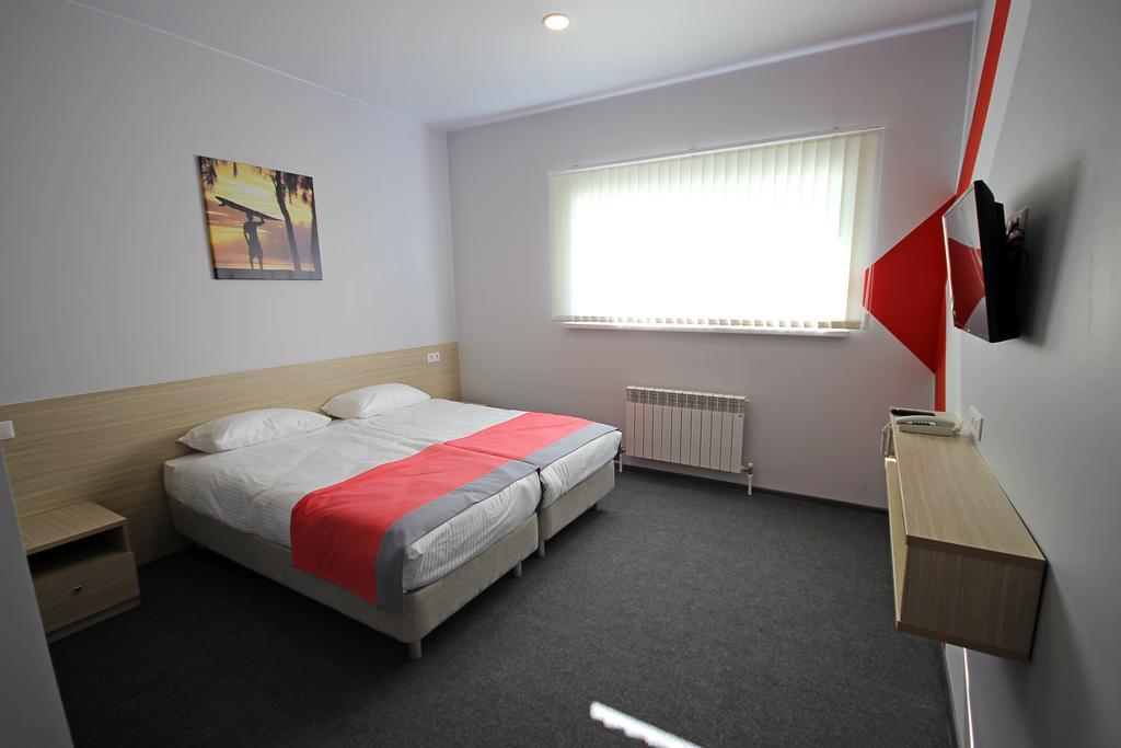 Фото Wake Hotel 1