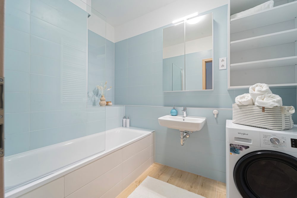 Фото WestSide Garden Apartments by Urbanrent