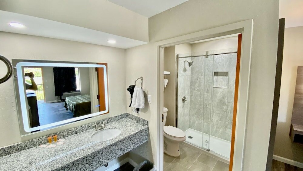 Фото Brentwood Inn & Suites