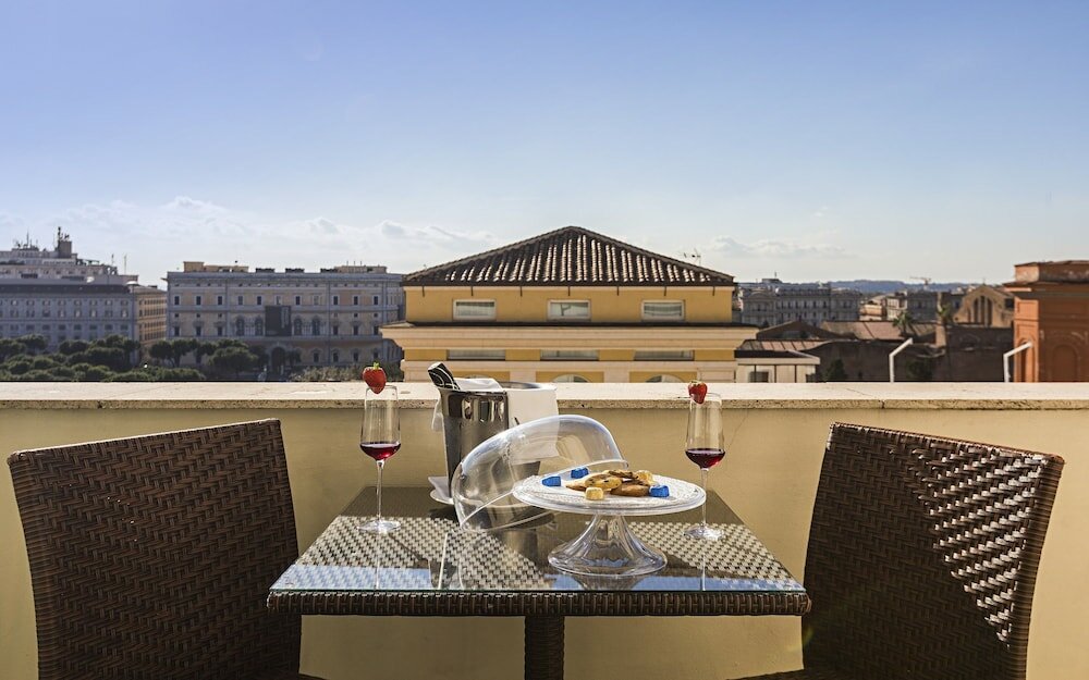 Фото The Independent Hotel