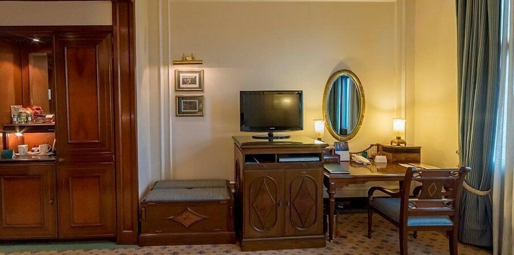 Фото The Oberoi Grand, Kolkata