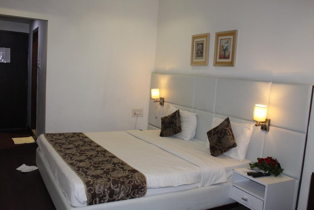 Фото The Manor Hotel