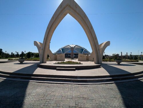 Бір қыз бейнеде сиськилерін илеуде