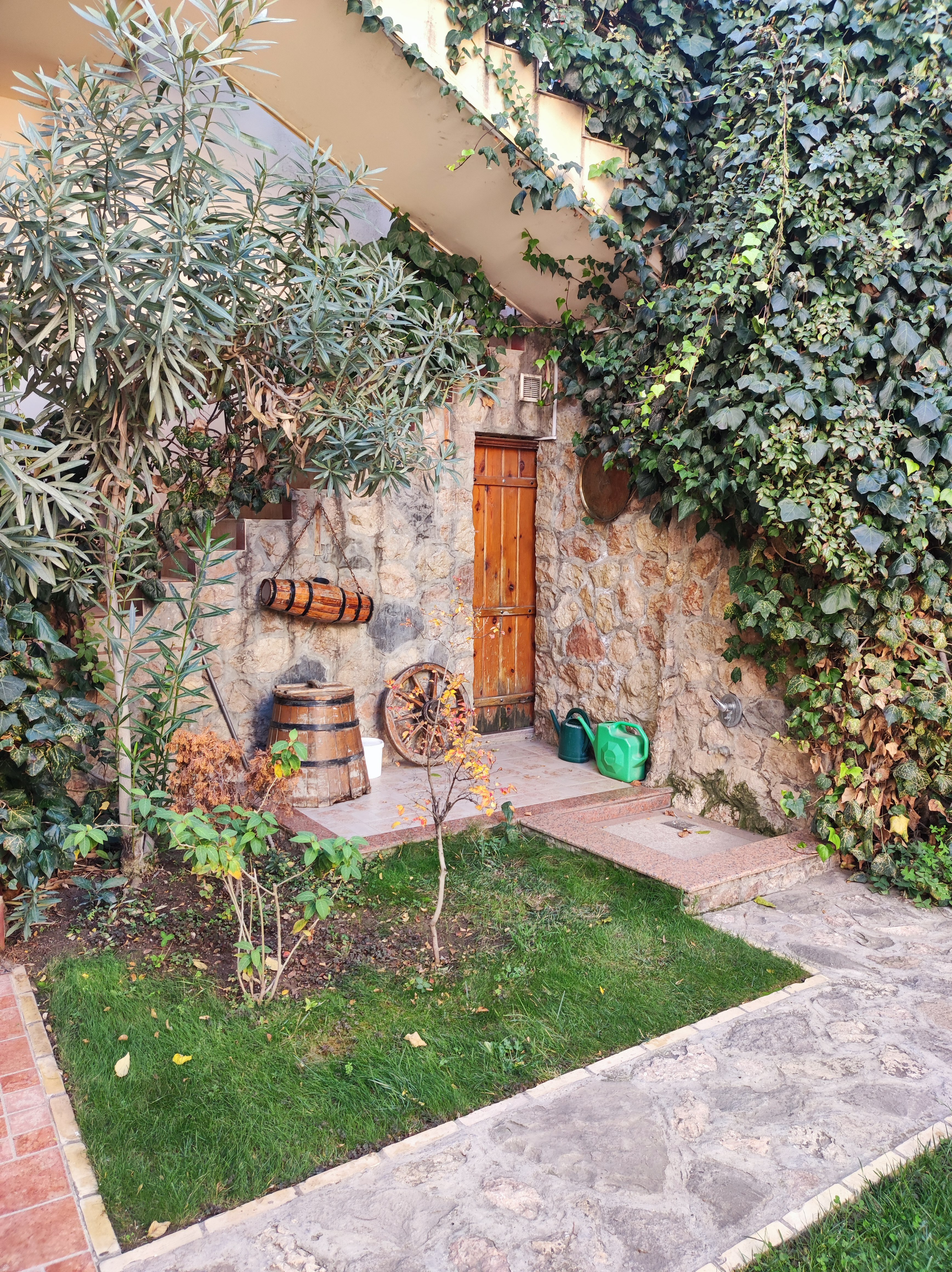 Фото East Legend