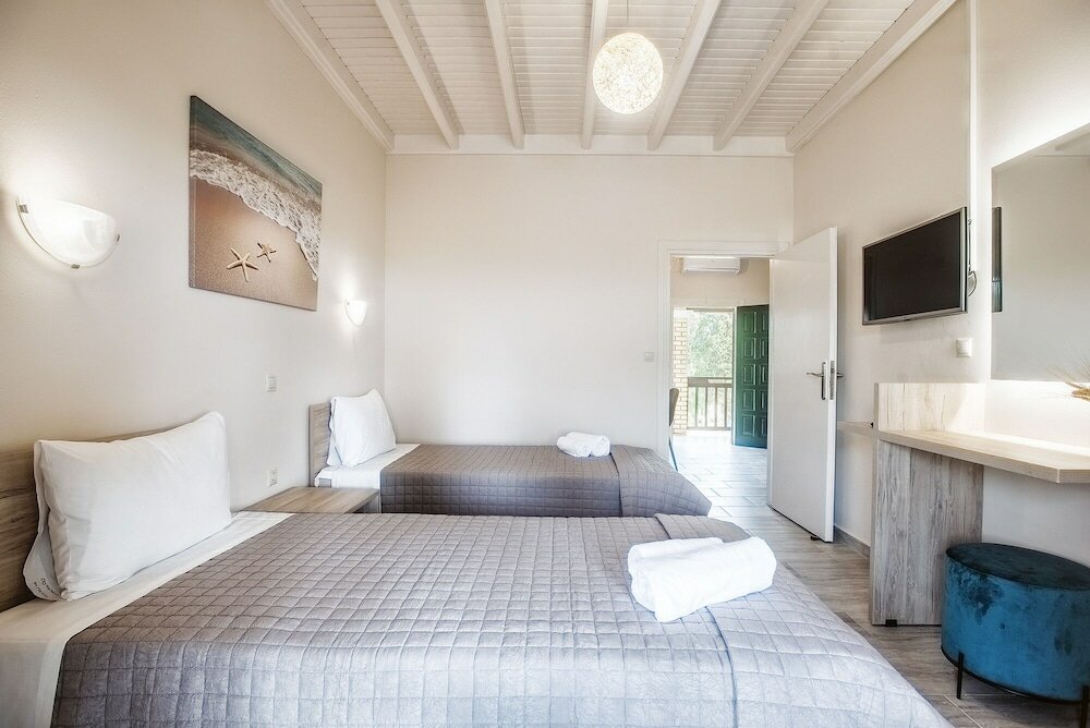 Фото Potamos Apartments