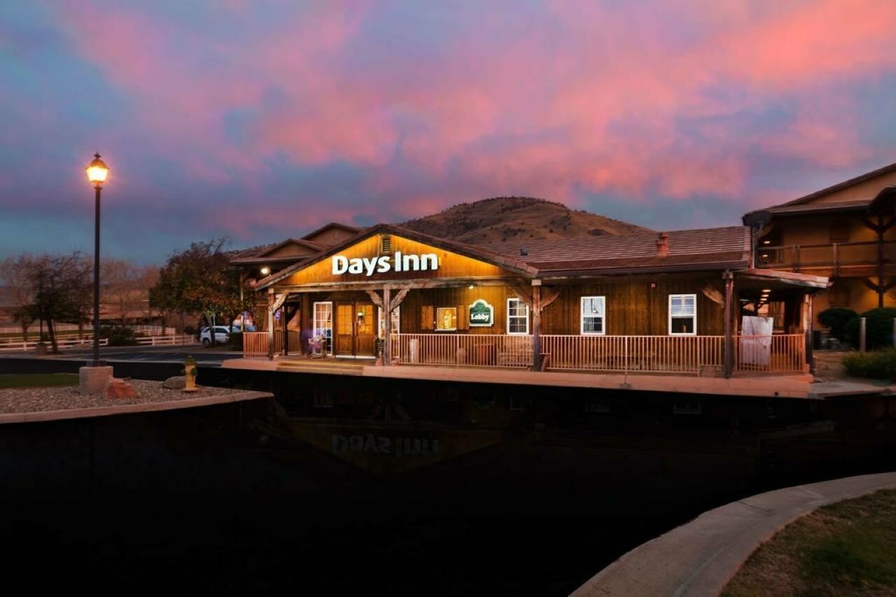 Фото Days Inn by Wyndham Lebec