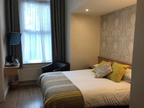Апартаменты The Westlynne Hotel & Apartments